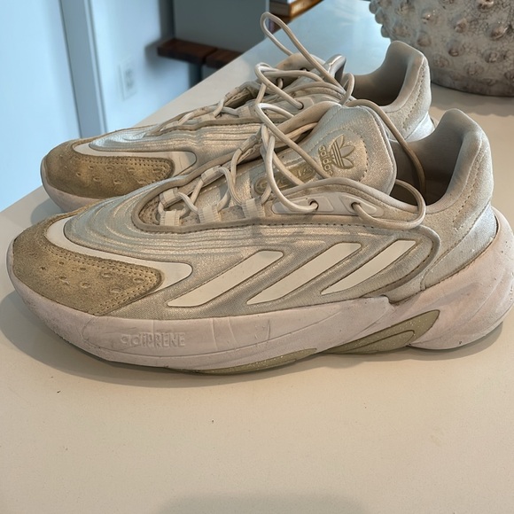 Adidas size 7  white and cream suede. Ozelia - Picture 2 of 6
